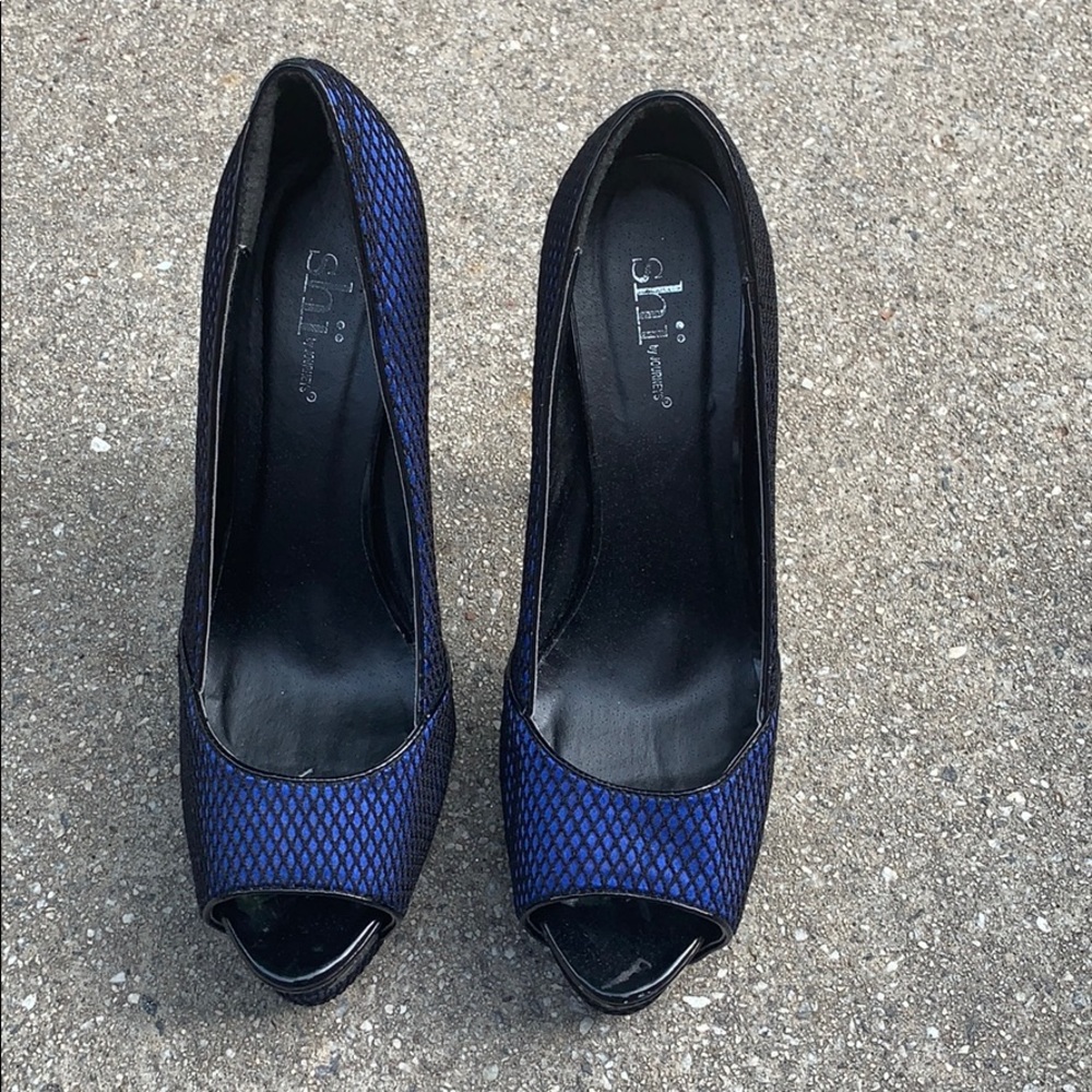Black and blue detailed heels